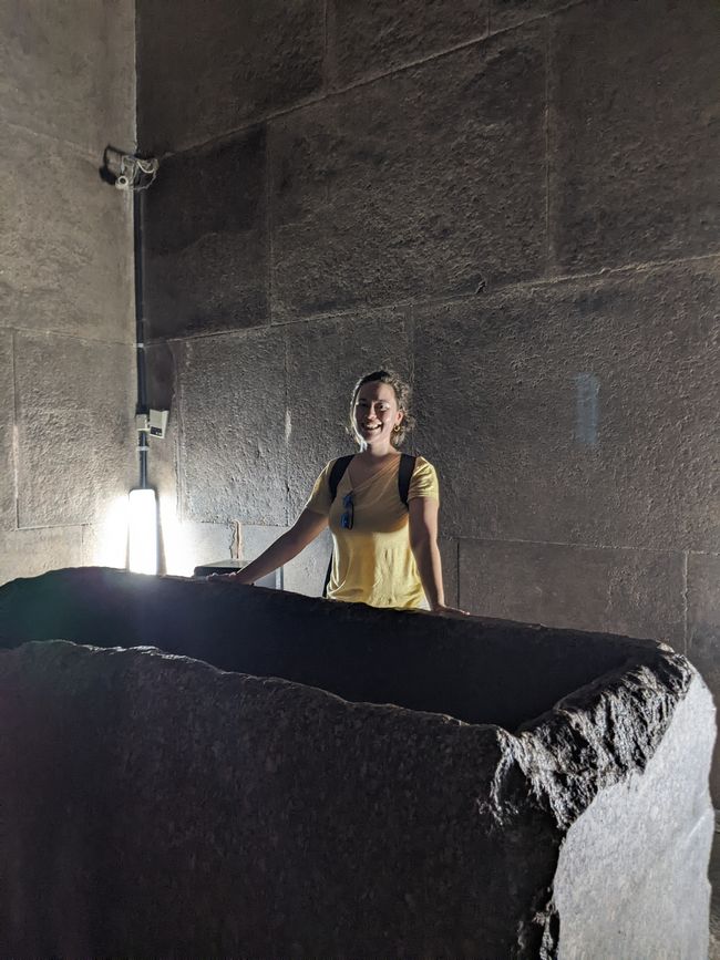 Steinsarkophag in der Königskammer der Cheopspyramide. Frisur hält nicht.