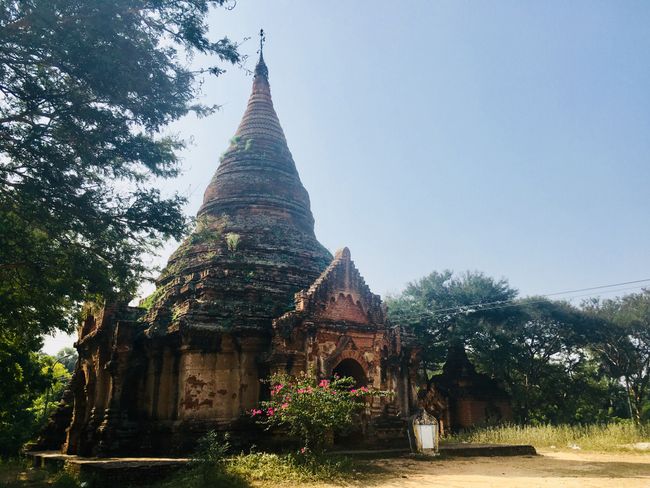 Shwezigone Pagoda, Bagan