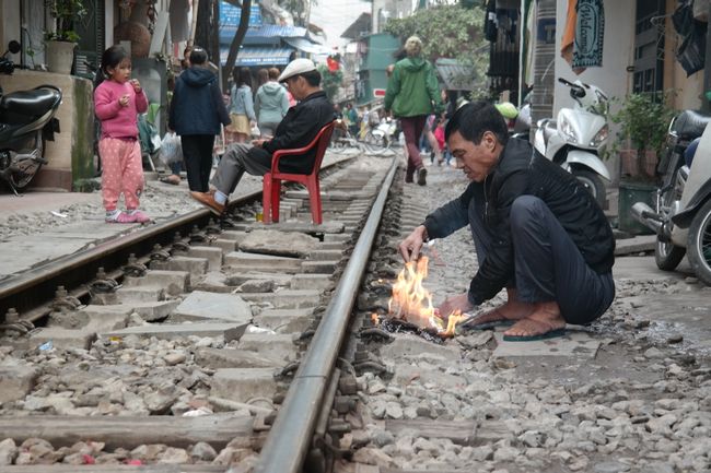 An bestimmten Tagen (Mondkalender) verbrennen die Vietnamesen Geld oder Fake-Doller, um sie ihren Ahnen zu schicken