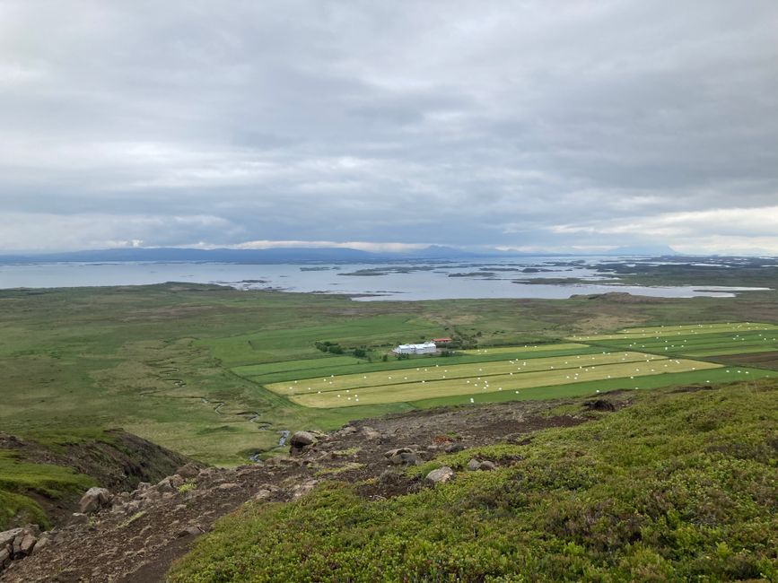 Blick nach Süden auf Vogur und den Hvammsfjörður