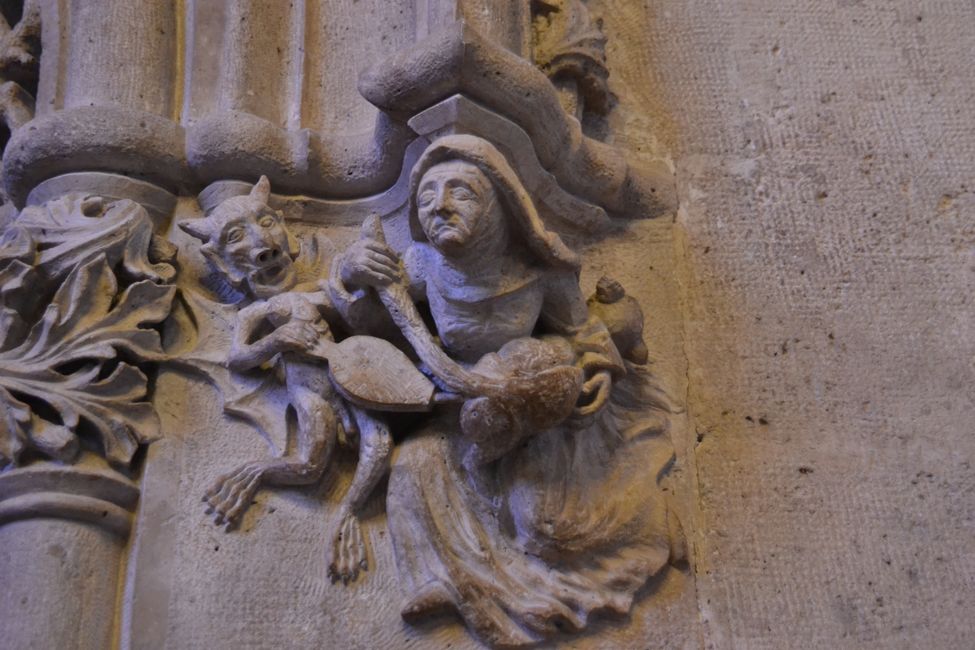 meist fotografierte Skulptur in der Seidenbörse: Hexe mit Katze und Teufel mit Blasebalg (die arme Katze!) 