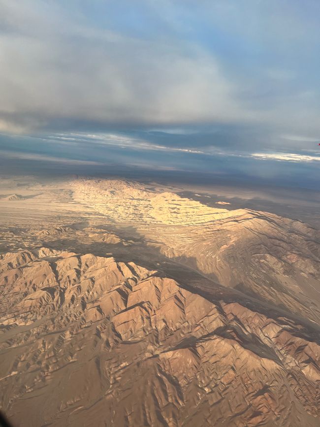 Und dann fliegen wir über die bergige Atacama-Wüste zu den Galapagosinseln 