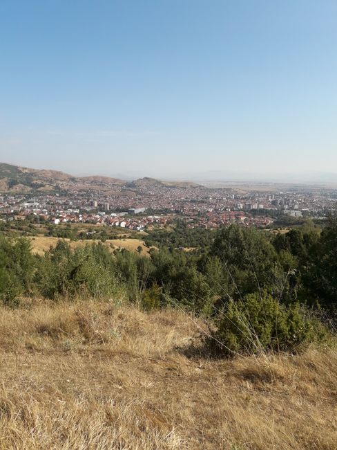 Bitola im Hintergrund