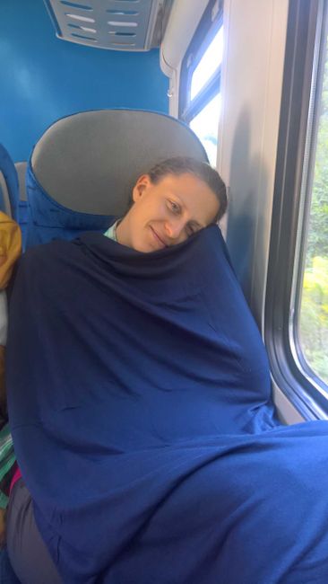 müde Steffi im Zug nach Zagreb