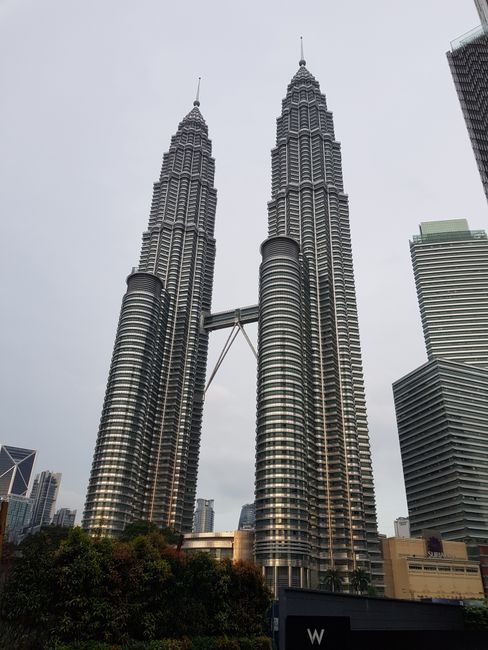 Wir sind daher noch ein bisschen um die Petronas-Towers