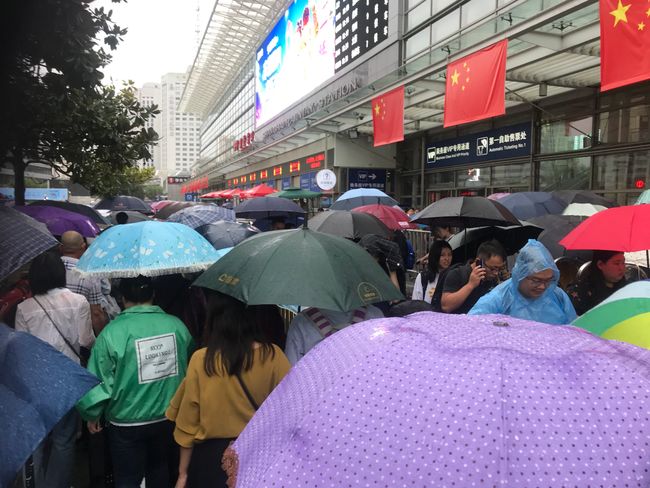 Die lange Warteschlange vor dem Security Check in Shanghai.