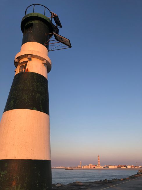 Dahinten ist der höchste Leuchtturm Portugals