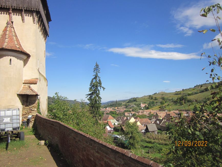 Blick von der Kirchenburg ins Dorf