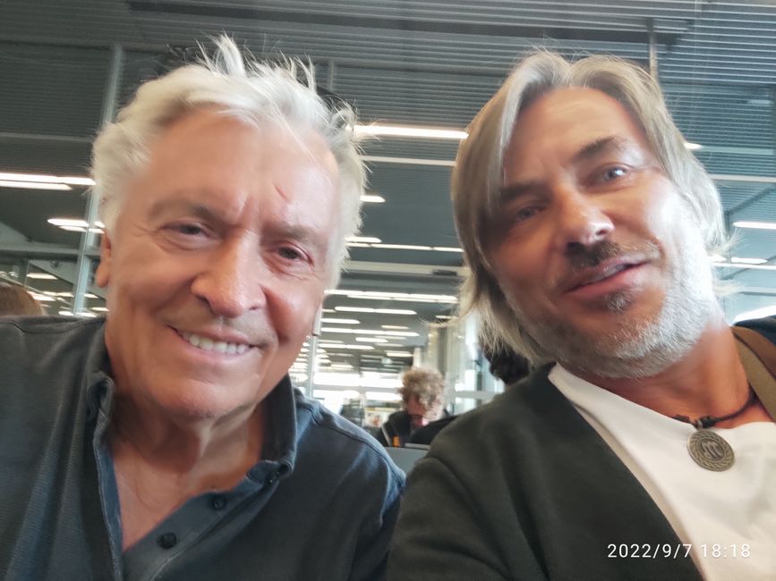 Na.. wer erkennt diesen berühmten deutschen Schauspieler, der mit mit am Flughafen Kattowitz auf den Flug nach Berlin BER wartete?
