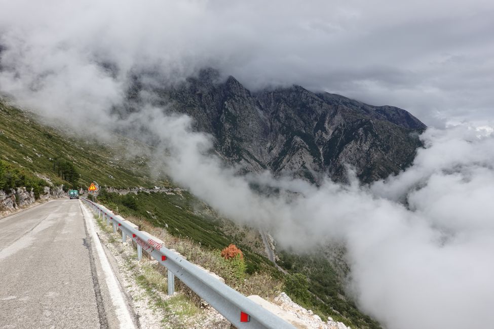 Tag 65 bis 70 Albanien weiter nach Süden, Stromausfall, Llogara-Pass, Himarë und Start in die Berge