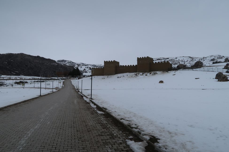 Rekonstruierte Stadtmauer und Eingang zur antiken Stätte 