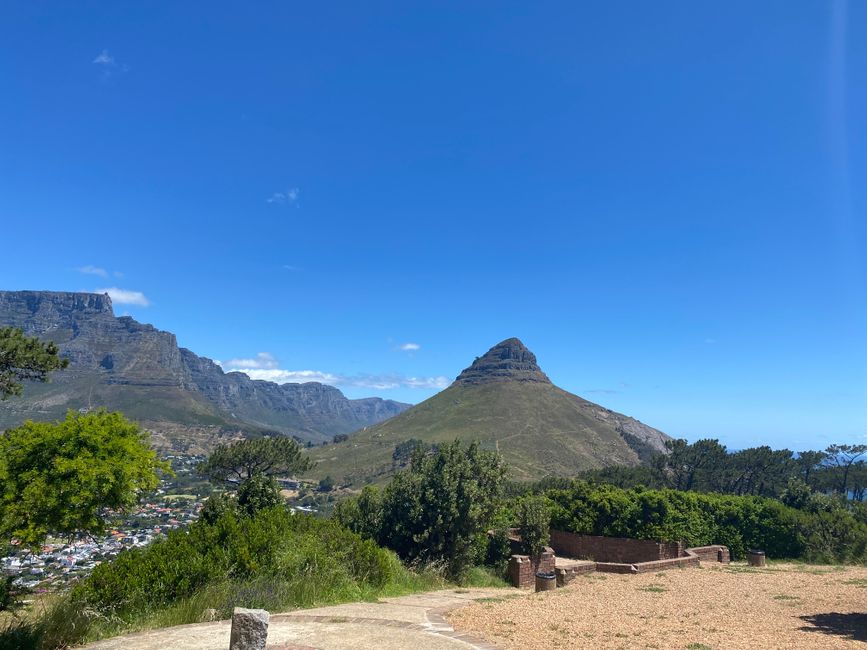 Sonja drove with us to Signal Hill. (Also known as Lion's Body) From Monday to Saturday, a signal is fired at 12:00 pm from the summit of the mountain using a Noon Gun to indicate the correct time to people.