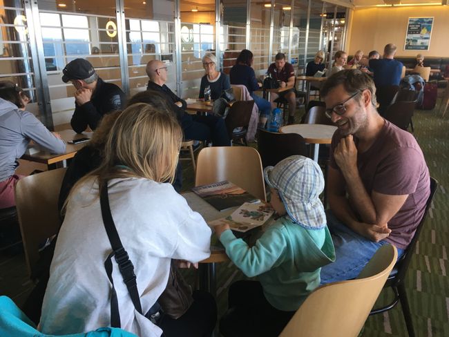 Interislander ferry - Mattis shows the Austrians his Kiwi book