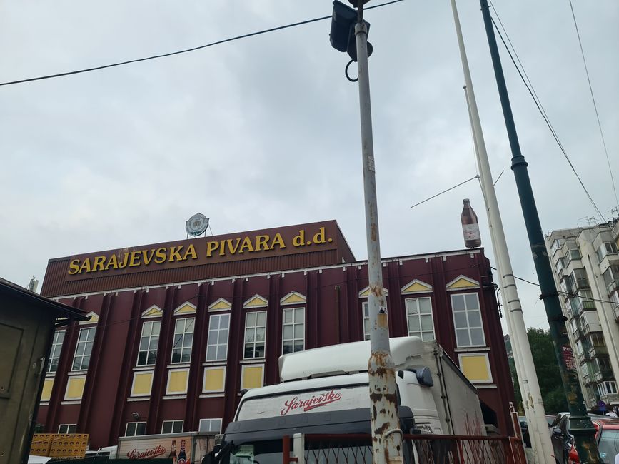 Besonders stolz sind die Sarajevoaner auf ihre Brauerei. Zum einen ist sie Bosniens älteste durchgängig betriebene Fabrik, zum anderen war sie eines der wichtigsten Gebäude der Stadt während der fast vier Jährigen Belagerung. Hier gibt es eine sichere Trinkwasserquelle.