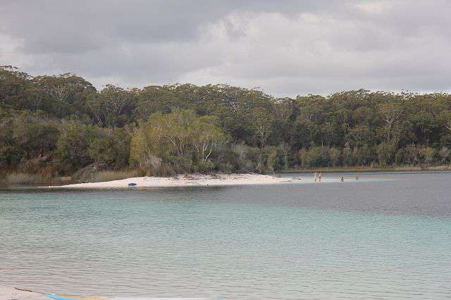 Türkisfarbenes Wasser im Spiegelsee Lake McKenzie