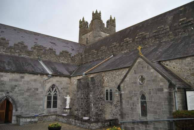 Die Briten haben diese Kriche mehrmals zerstört um die Katholischen Iren zu bekehren 
