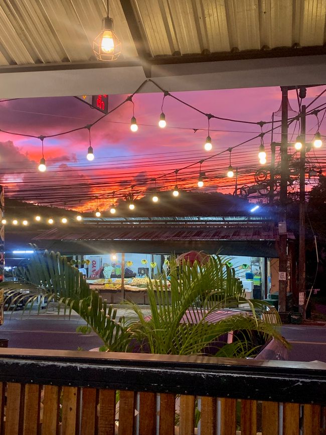 Blick auf den Sonnenuntergang aus einem Restaurant in Phuket