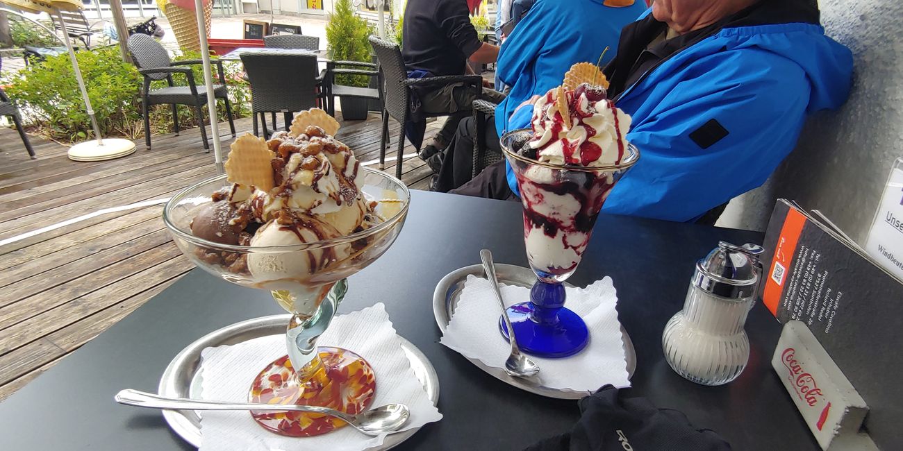 Walnuss- und Amarena-Becher