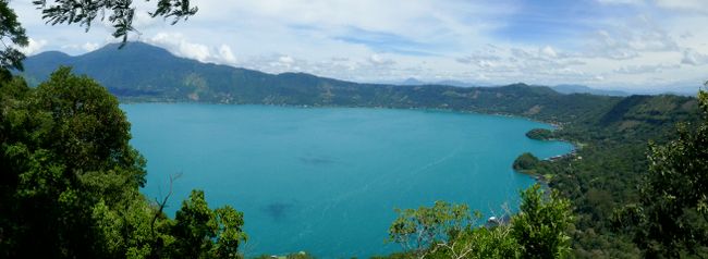 Lago de Coatepeque (selbst ein riesiger Kratersee). Im Hintergrund der Vulkan Ilamatepec 