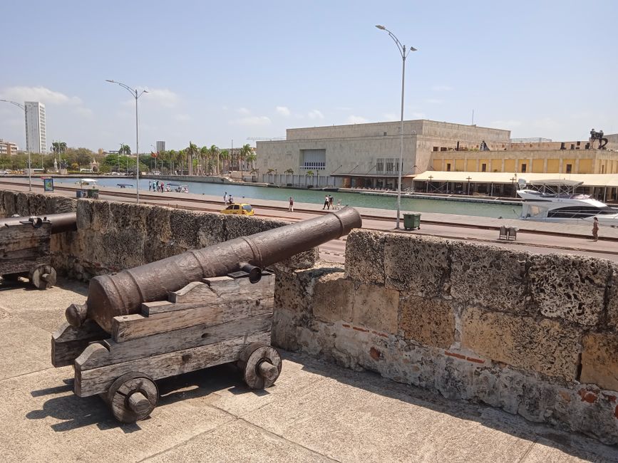 Cartagena Wehrhaft, mit Kanonen auf Yachten