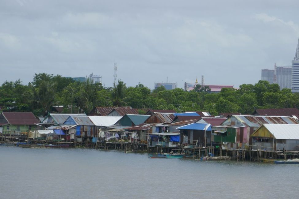 Fischerdorf am Fluß, die Häuser stehen alle auf Stelzen