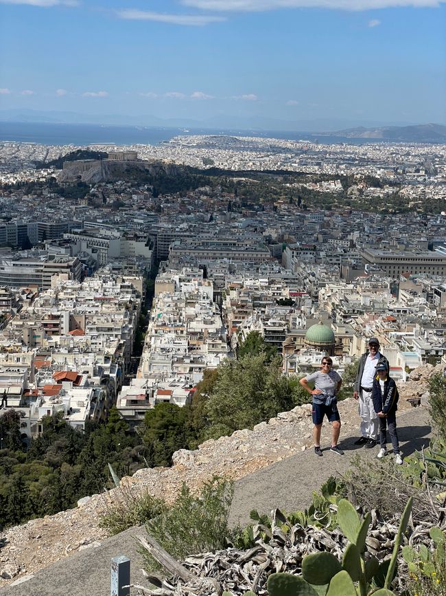 … und beim Abstieg. Im Hintergrund (im Wolkenschatten) die Akropolis und dahinter der Hafen von Piräus