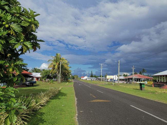 Eine (überraschend gute) Straße führt ein Mal um die Insel und verbindet die Dörfer miteinander 