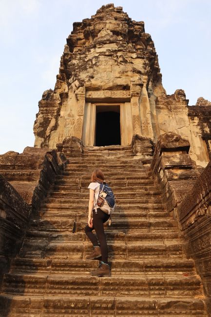 Vanessa auf einer Treppe in Angkor Wat.
