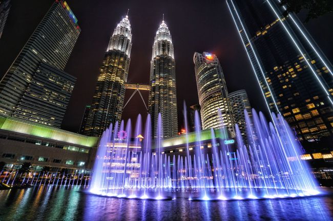 Wassershow an den Petronas Twin Towers