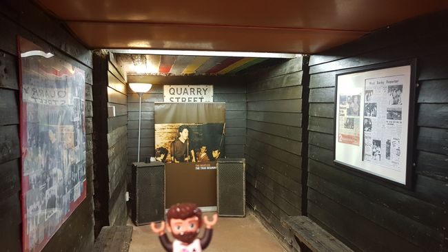Auf dieser wirklich kleinen Bühne hatten die Quarrymen ihre ersten Auftritte, auch viele andere bekannte Bands haben hier gespielt.