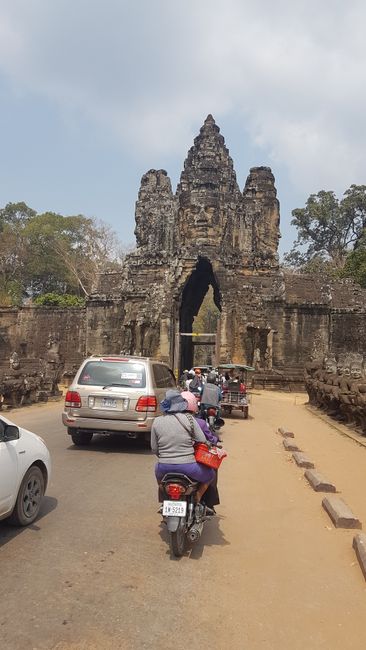 Auf dem Weg zum zweiten Tempel: Angkor Thom. 