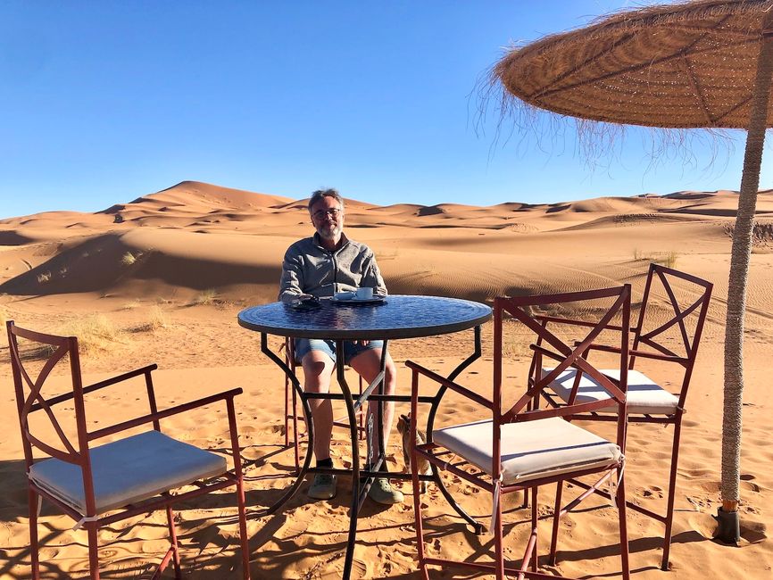 Can a day start more beautifully? An espresso early in the morning with the Sahara in the background.