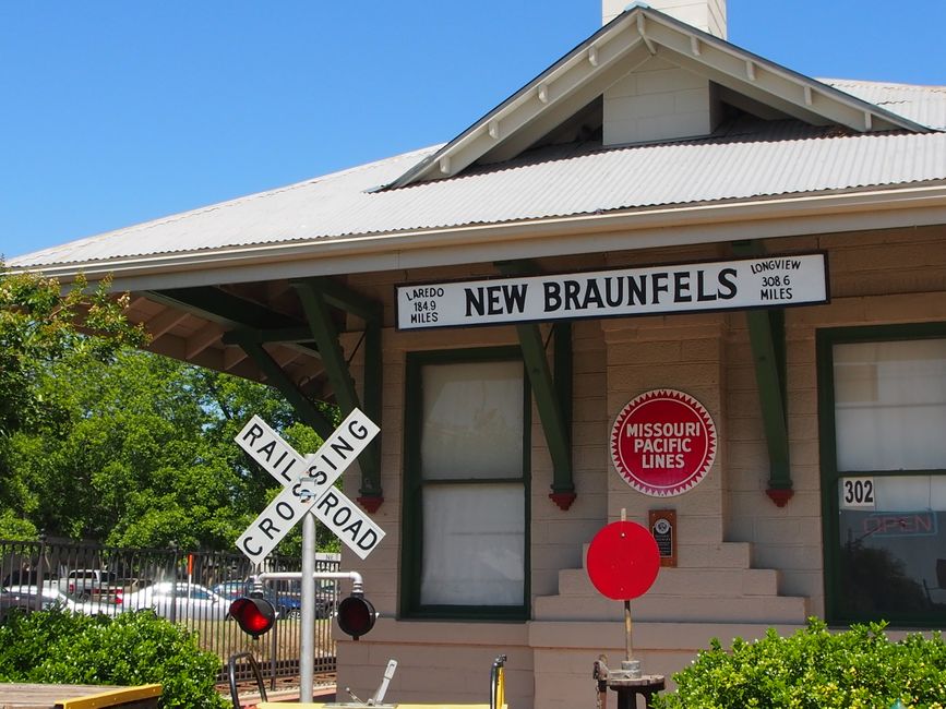 New Braunfels, Texas-Deutsch, Mohnbrötchen und eine Handtasche mit Pistolenfach