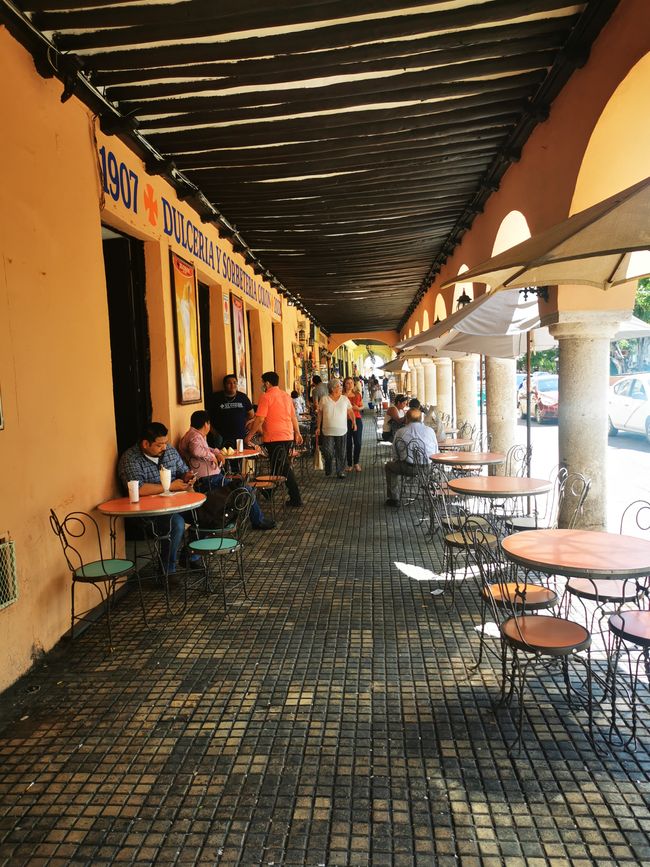Arkade in der Nähe des Plaza Grande mit Cafes/Restaurants