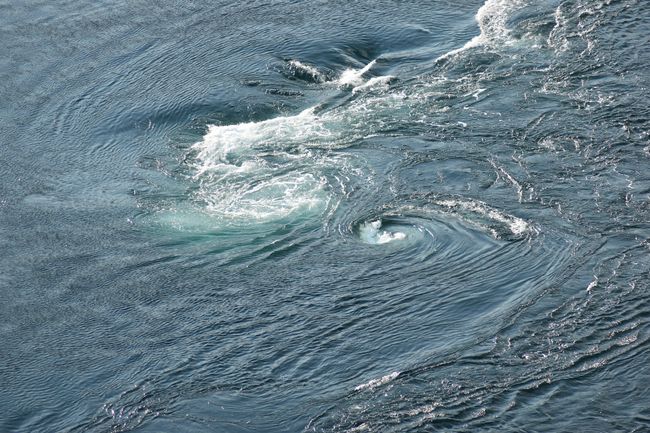 The whirlpools in Saltstraumen are created by tidal currents when 400 million m³ of water flow through the sea opening in 6 hours.