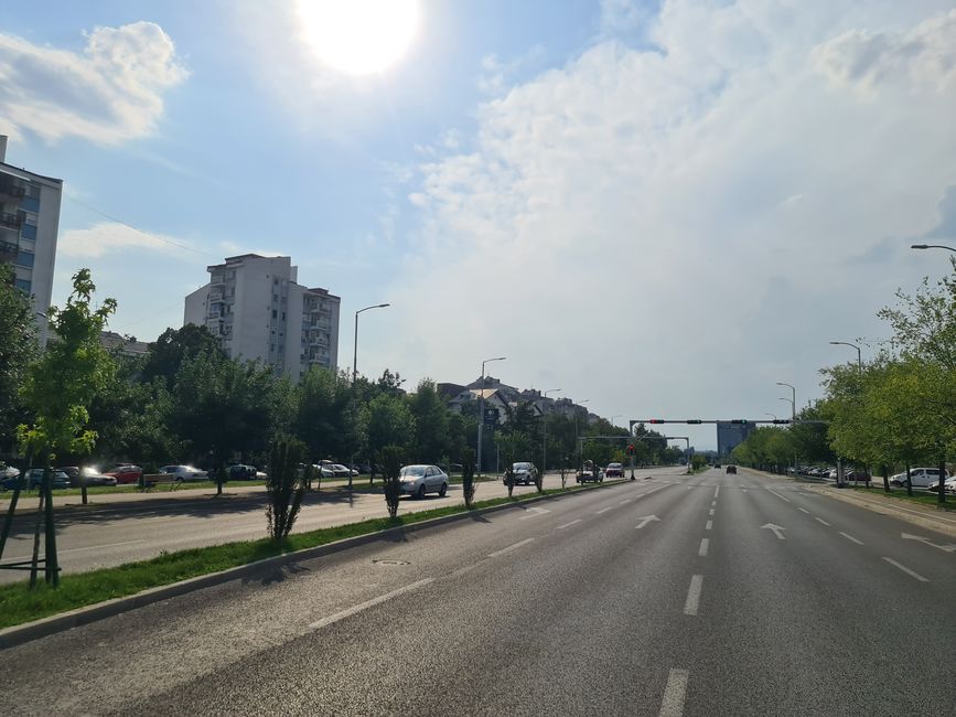 Bei der Einfahrt nach Skopje begrüßen uns breite von Plattenbauten gesäumte Bulevards 