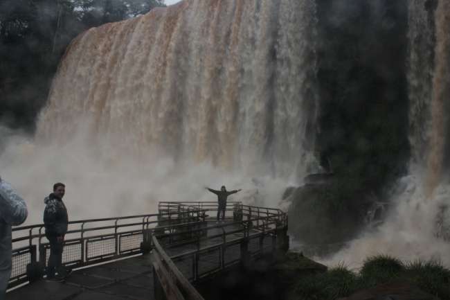 Puerto Iguazu - untere Weg der Wasserfälle, Wasserfall zum nass werden