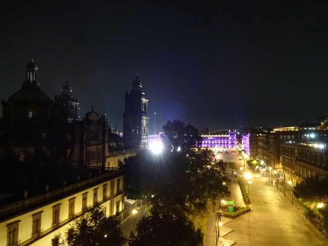 Blick über den Zocalo bei Nacht