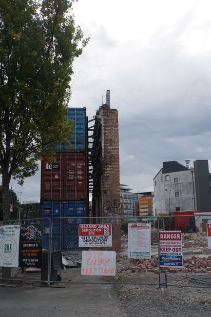 Durch Container abgestützte Mauern sieht man häufiger in Christchurch
