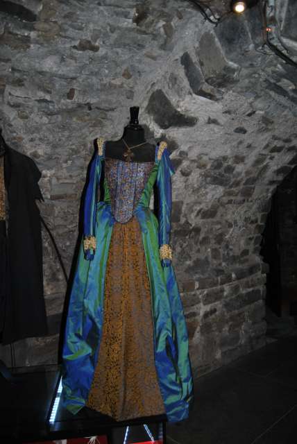 Outfits aus der Serie "Tudors" (Katakomben Christ Church)