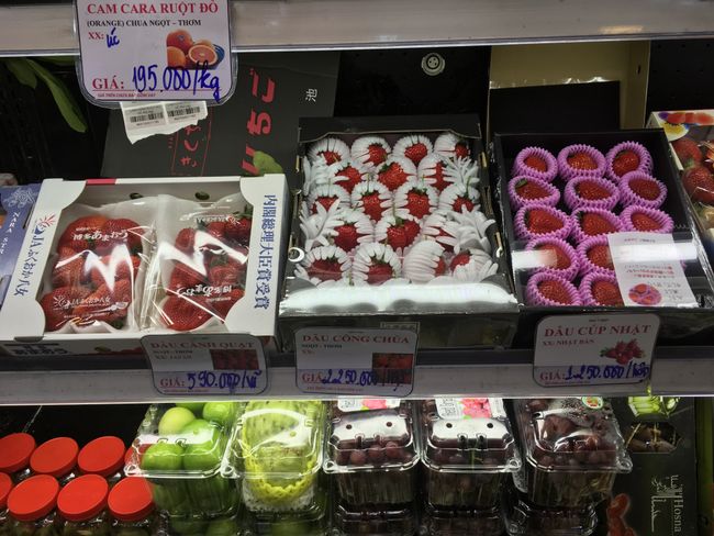 Fruits, giant strawberries, all! in! plastic! :-(