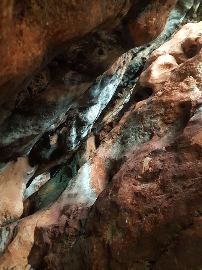 Farbenfrohe Felsspalten, zahlreiche Höhlen in der Gegend