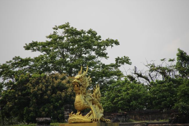 Goldene Drachenstatue