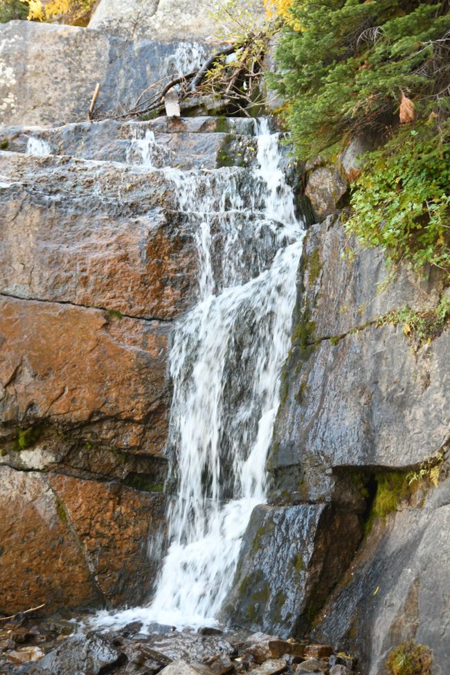 Wasserfall am Lake Agnes