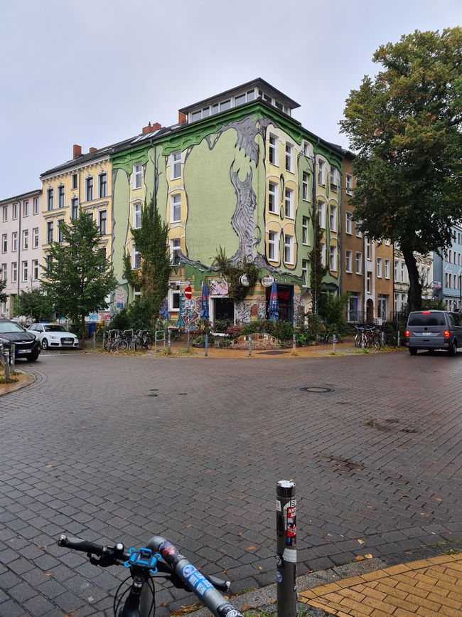 Kleine Eckkneipen unter bunten Häuserfassaden geben der Stadt Rostock besonderen Flair