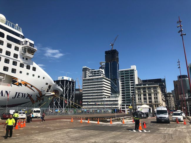1. Auckland-City-Eindrücke (ein Schiff mitten in der Stadt)