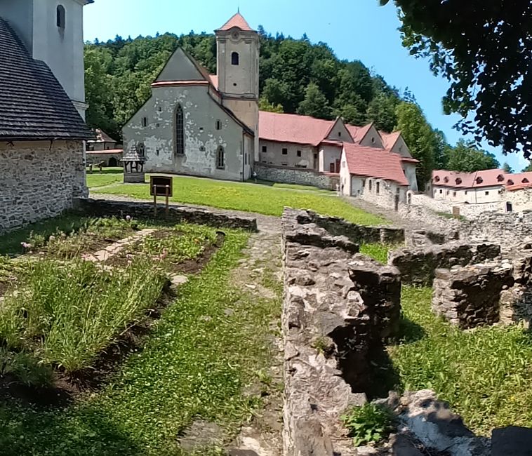 Das Rote Kloster weil die Mauer aus Ziegeln sind 