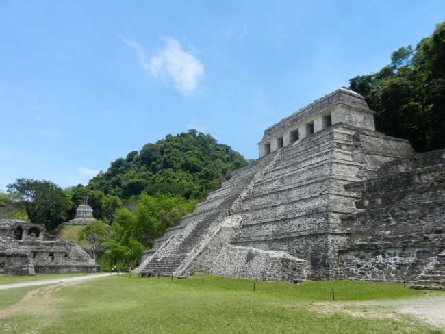 Palenque - a Mayan metropolis/Palenque - a Mayan city