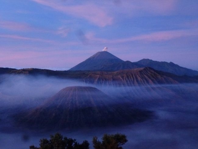 Bromo-Tengger-Semeru-Nationalpark  - vorne rechts der Batok und im Hintergrund der höchste Berg Javas: Vulkan Semeru der gerade eruptiert