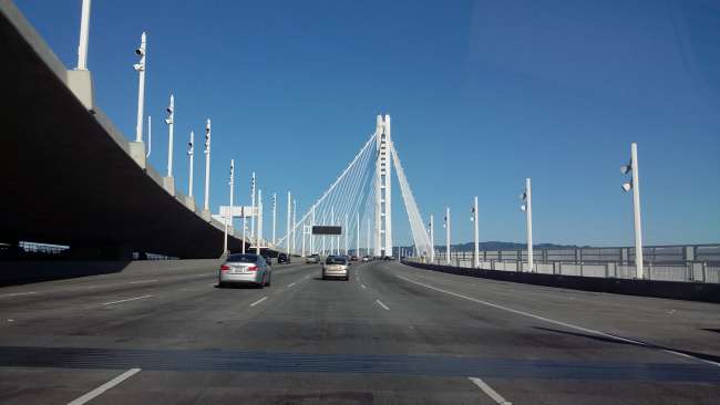 Vi lämnar San Francisco över Bay Bridge